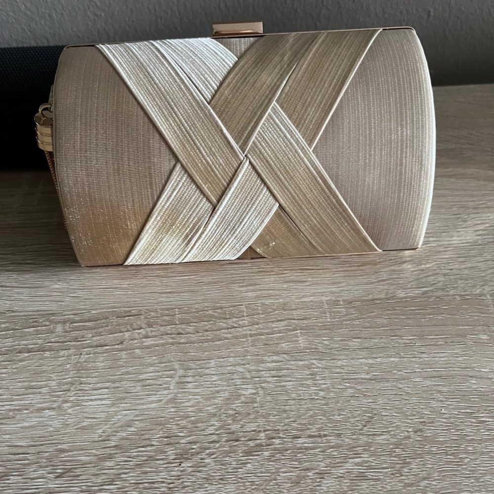 Elegant Gold Clutch Bag - Picture 5 of 8